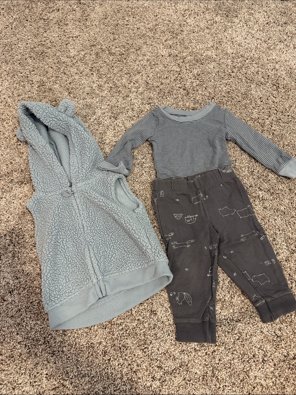 Carter’s size 9 months 3 piece set